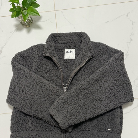 Holister - Picture 1 of 3